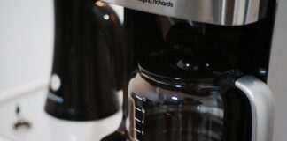 Zatočte se zbytky kávy a vodního kamene ve vašem kávovaru