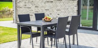 Zahradní stoly a židle jsou praktický základ každé venkovní pohody